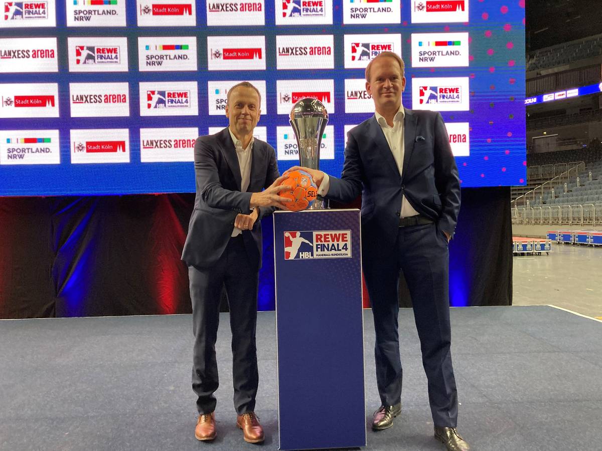HBL-Chef Frank Bohmann und Arena-Boss Stefan Löcher in der Lanxess-Arena.