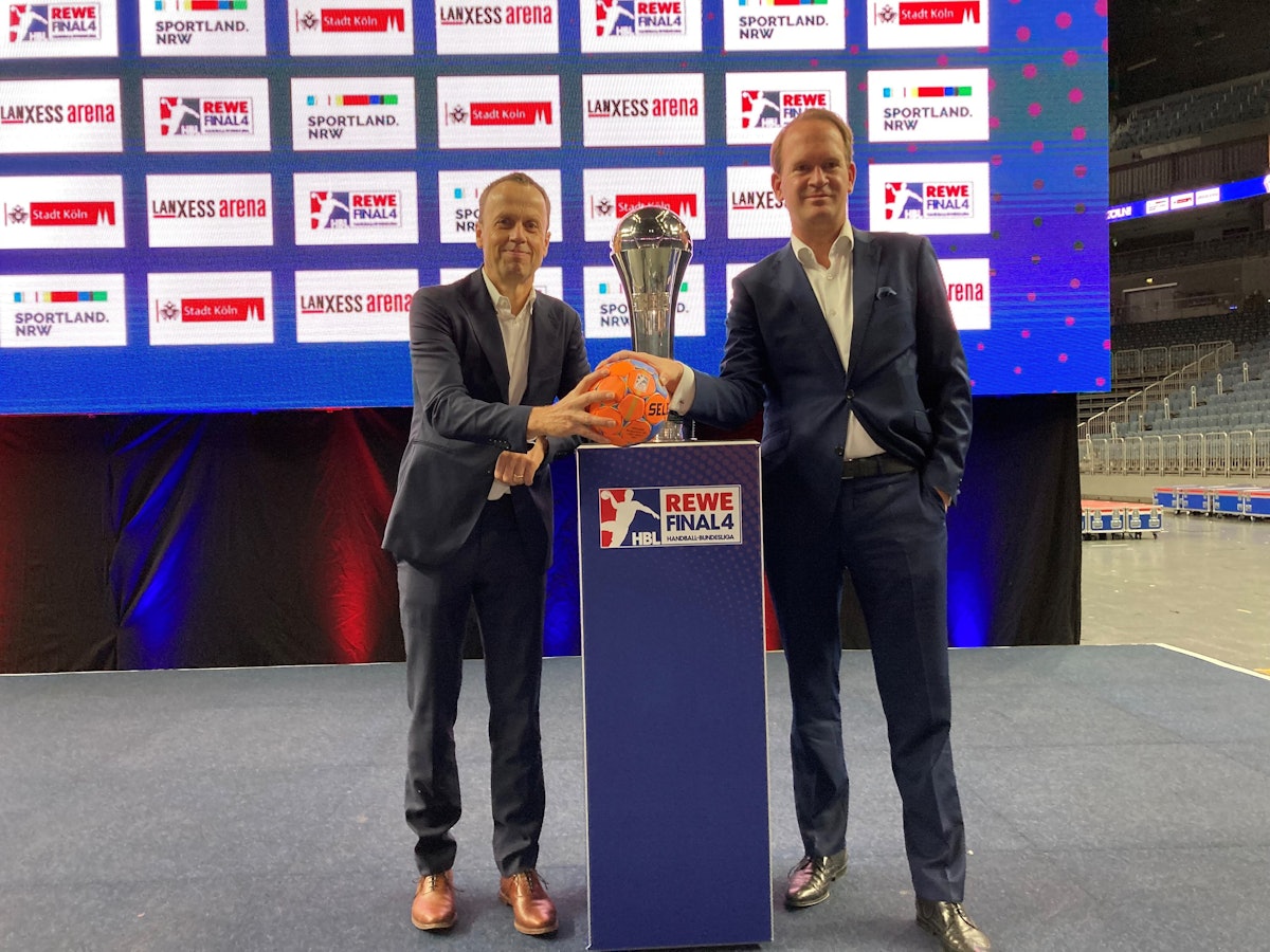 HBL-Chef Frank Bohmann und Arena-Boss Stefan Löcher in der Lanxess-Arena.