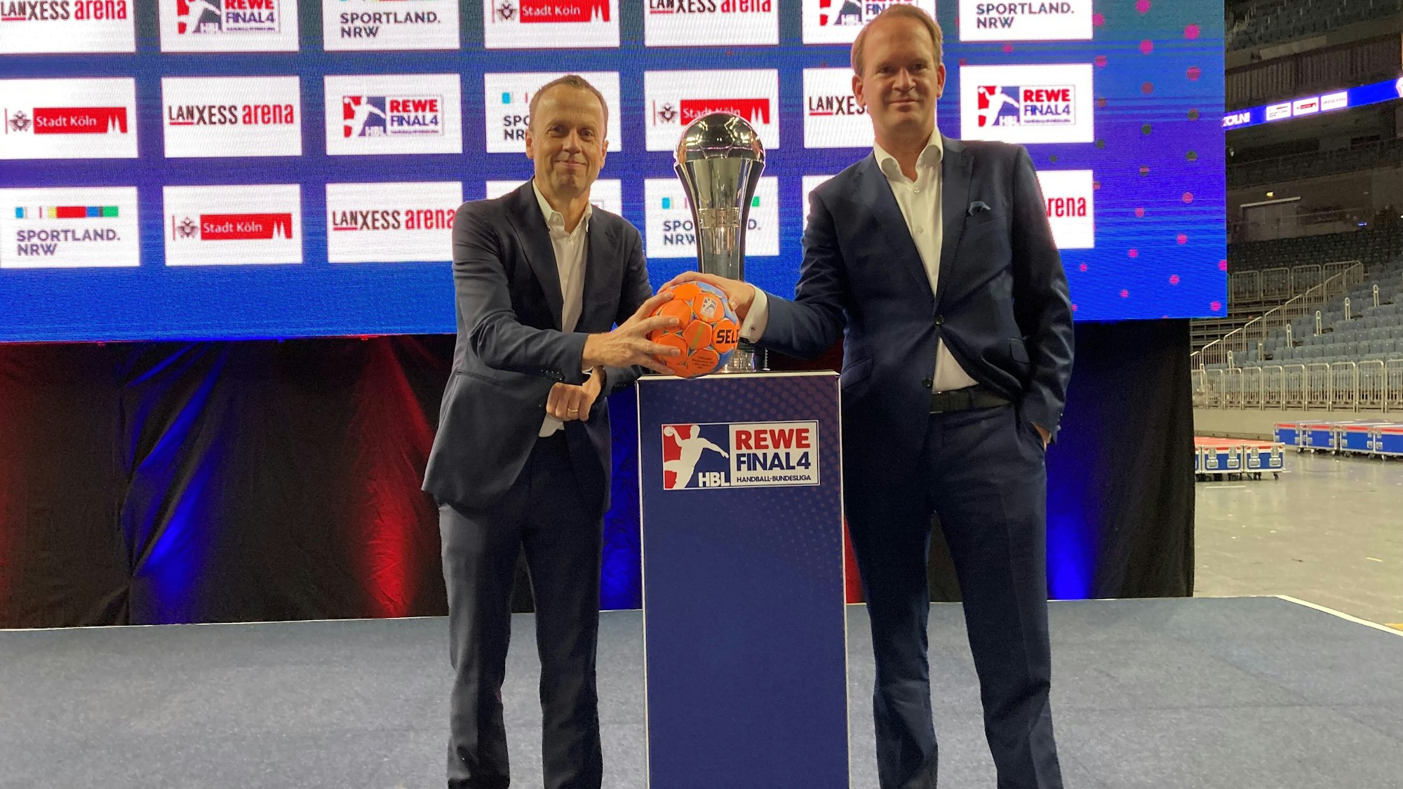 HBL-Chef Frank Bohmann und Arena-Boss Stefan Löcher in der Lanxess-Arena.