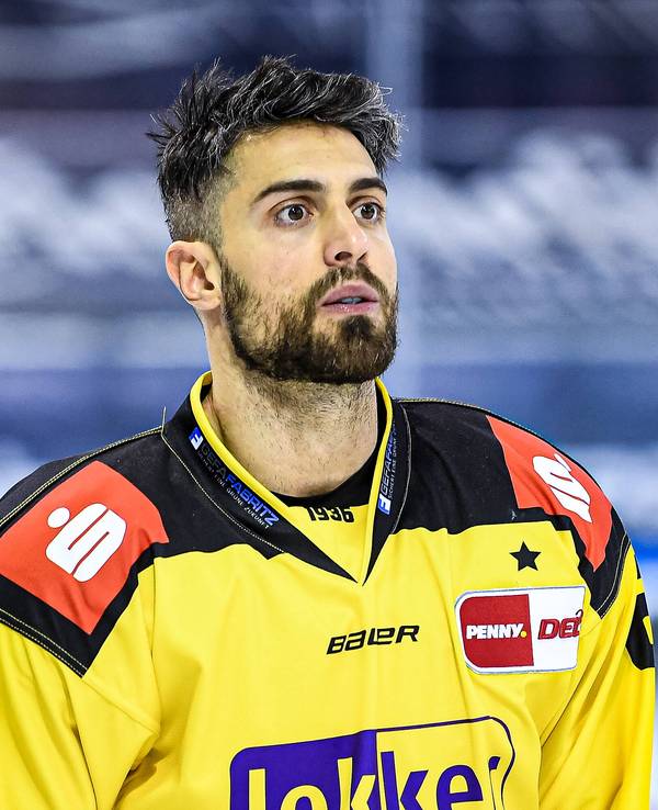 Lucas Lessio guckt bei einem DEL-Spiel der Krefeld Pinguine ins Leere.
