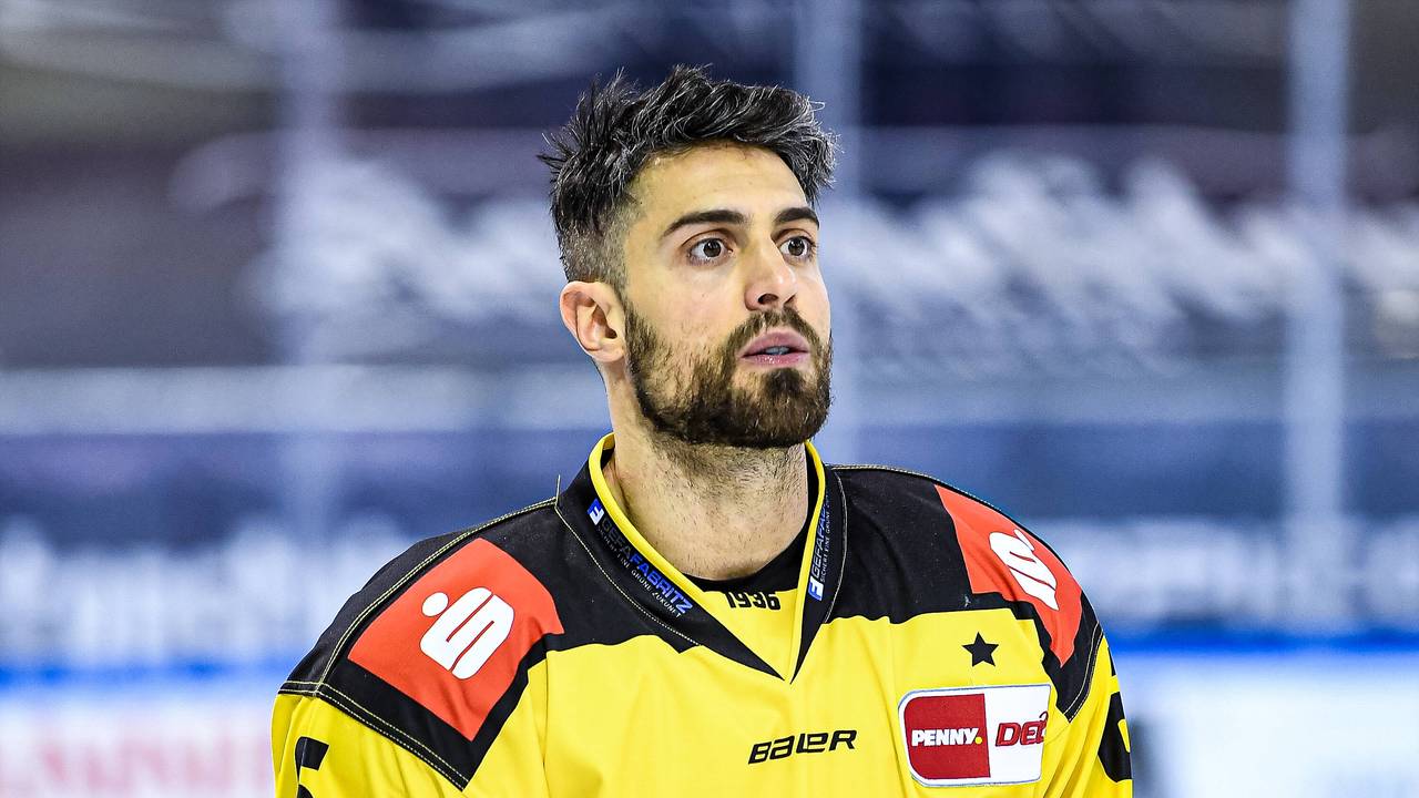 Lucas Lessio guckt bei einem DEL-Spiel der Krefeld Pinguine ins Leere.