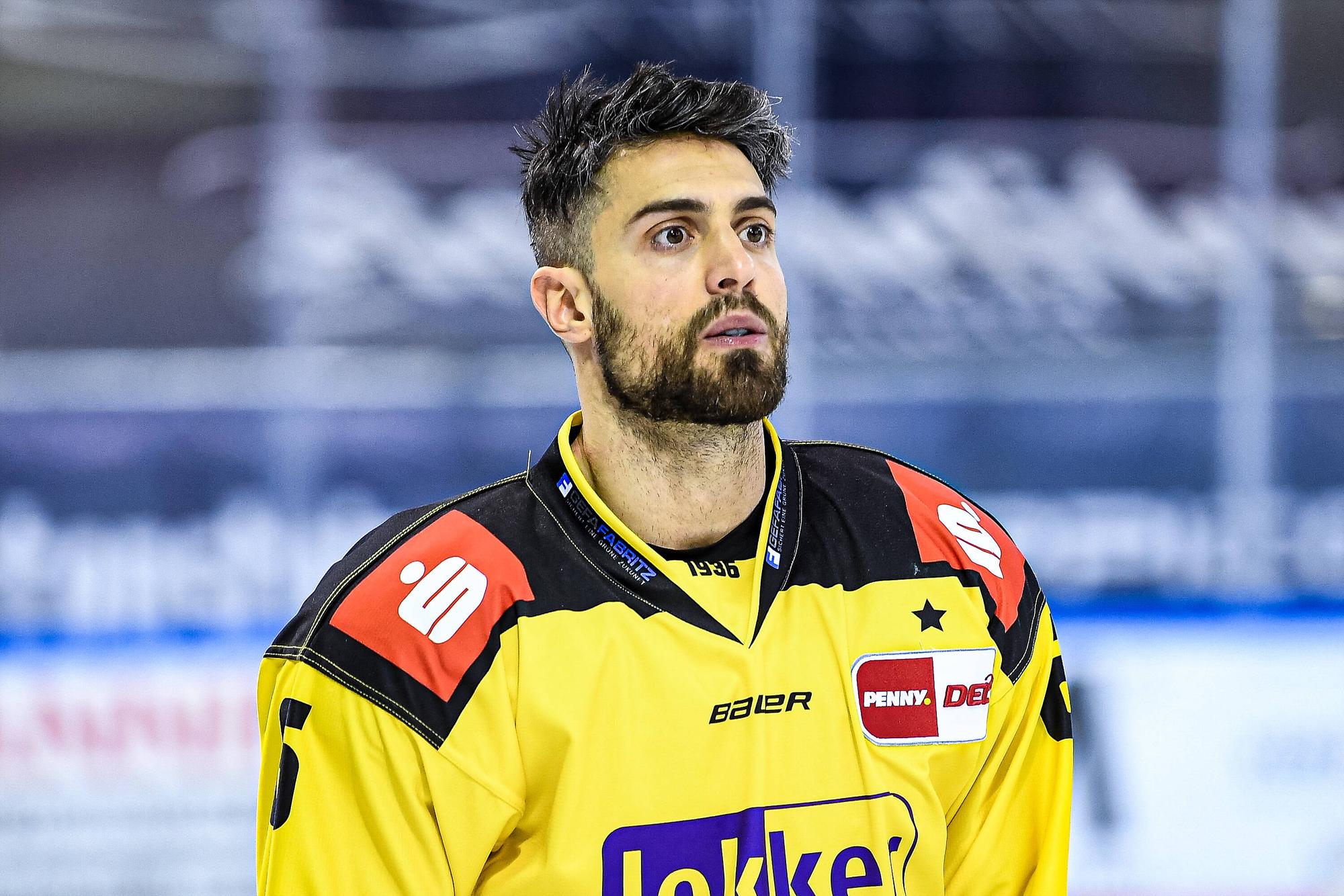 Lucas Lessio guckt bei einem DEL-Spiel der Krefeld Pinguine ins Leere.