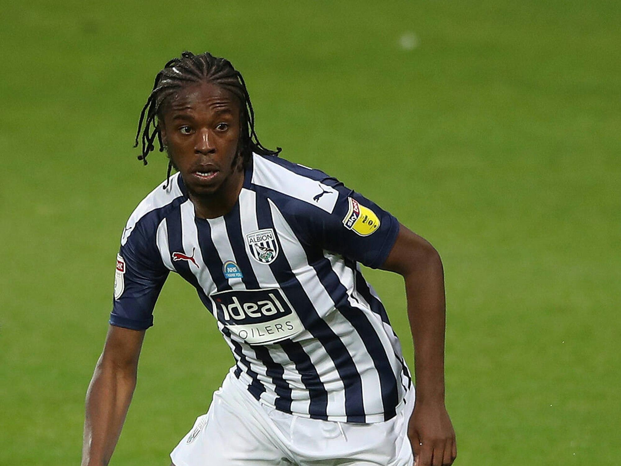 Romaine Sawyer ist in Bewegung, trägt ein Trikot von West Bromwich Albion.