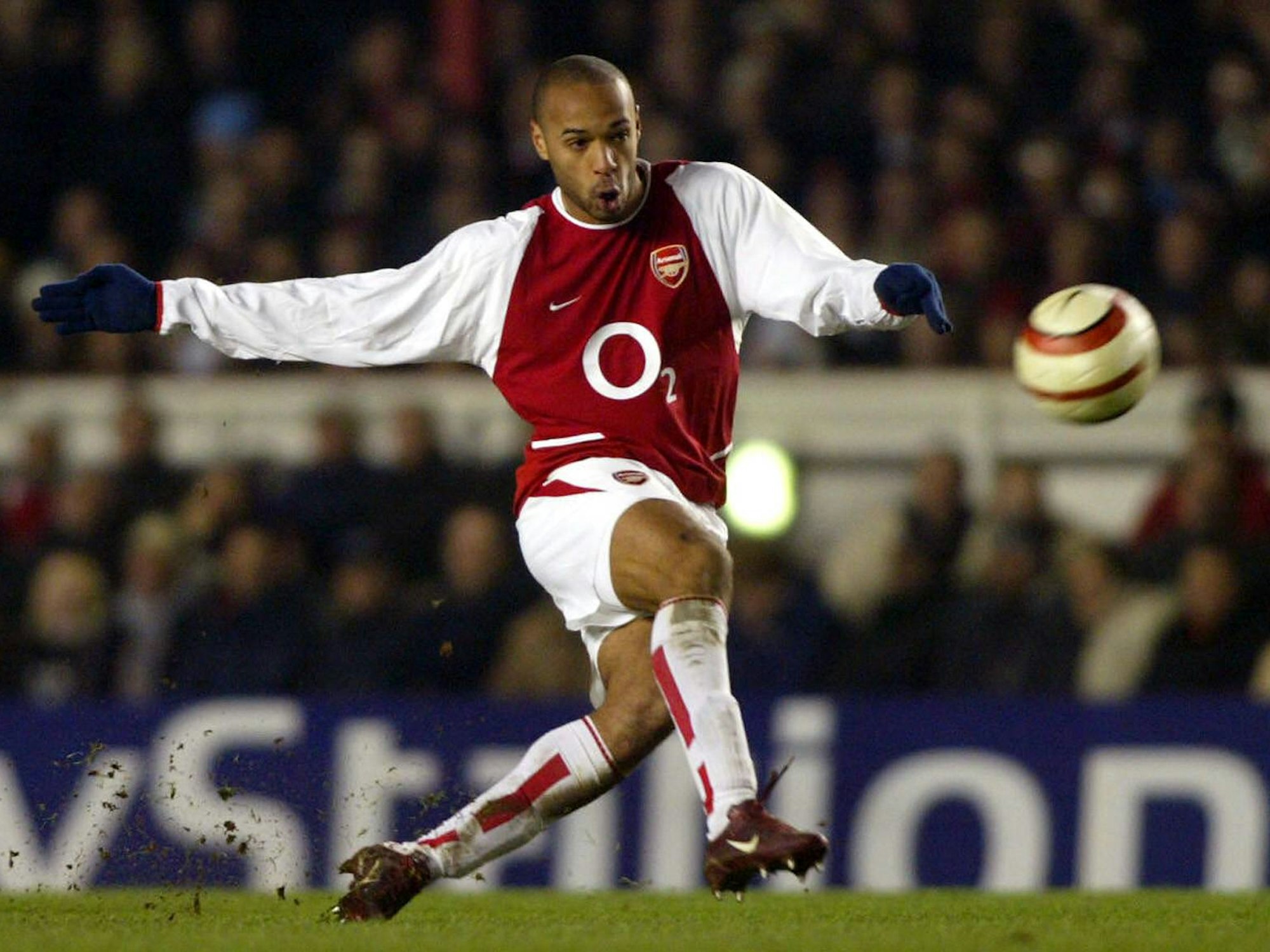 Thierry Henry von Arsenal schießt den Ball.