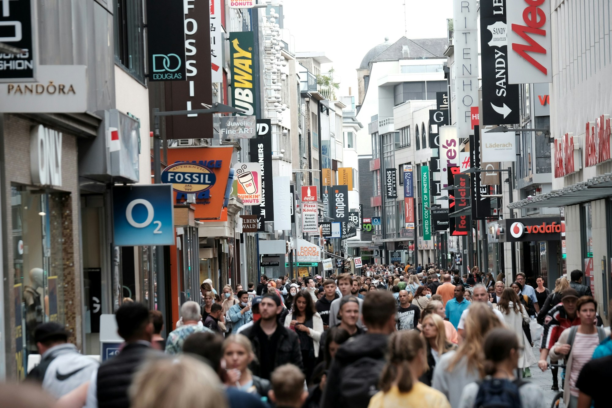 Viele Passanten laufen durch die Hohe Straße in Köln.