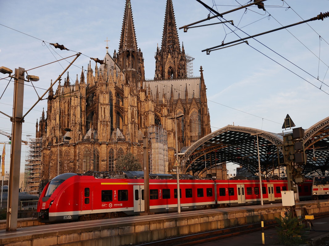 Ein Regionalzug fährt aus dem Hauptbahnhof.