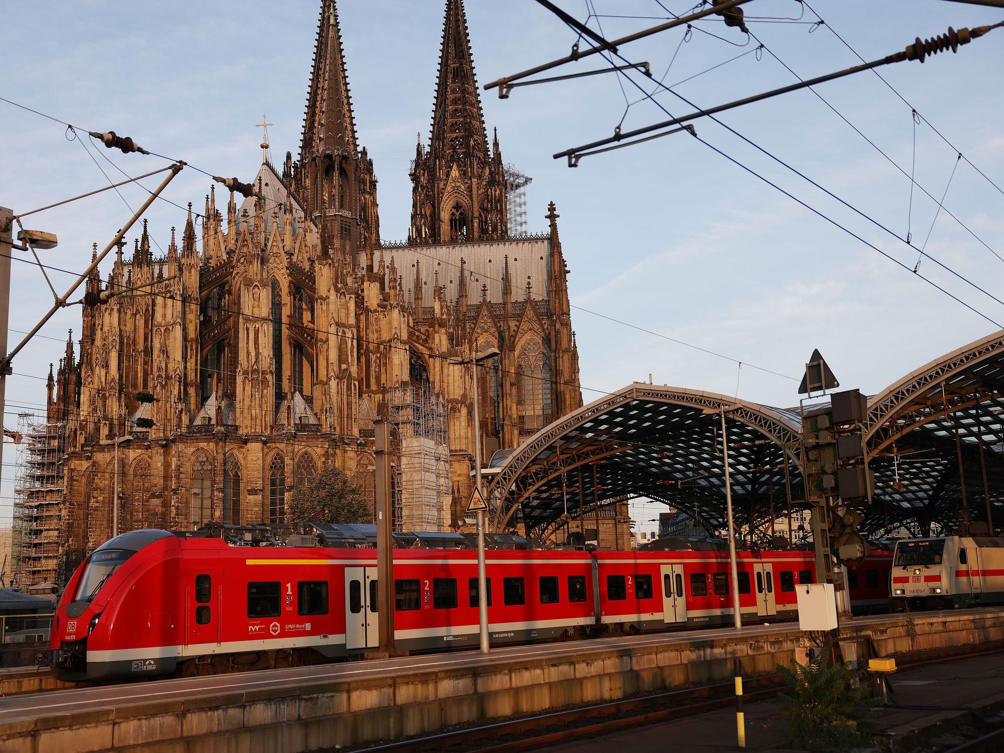 Ein Regionalzug fährt aus dem Hauptbahnhof.