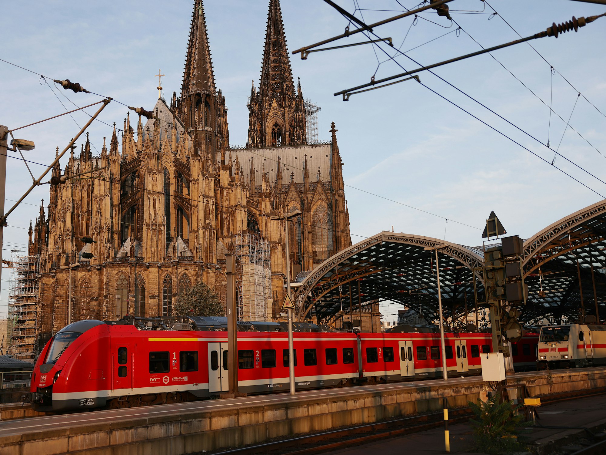 Ein Regionalzug fährt aus dem Hauptbahnhof.