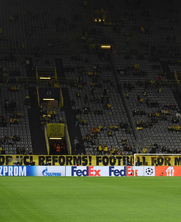 Vor der Südtribüne in Dortmund hängt am 28. September 2021 ein Transparent, dass die Champions-League-Reform kritisiert.