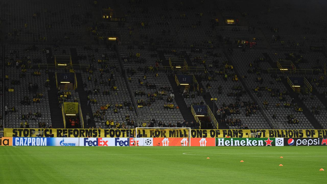 Vor der Südtribüne in Dortmund hängt am 28. September 2021 ein Transparent, dass die Champions-League-Reform kritisiert.
