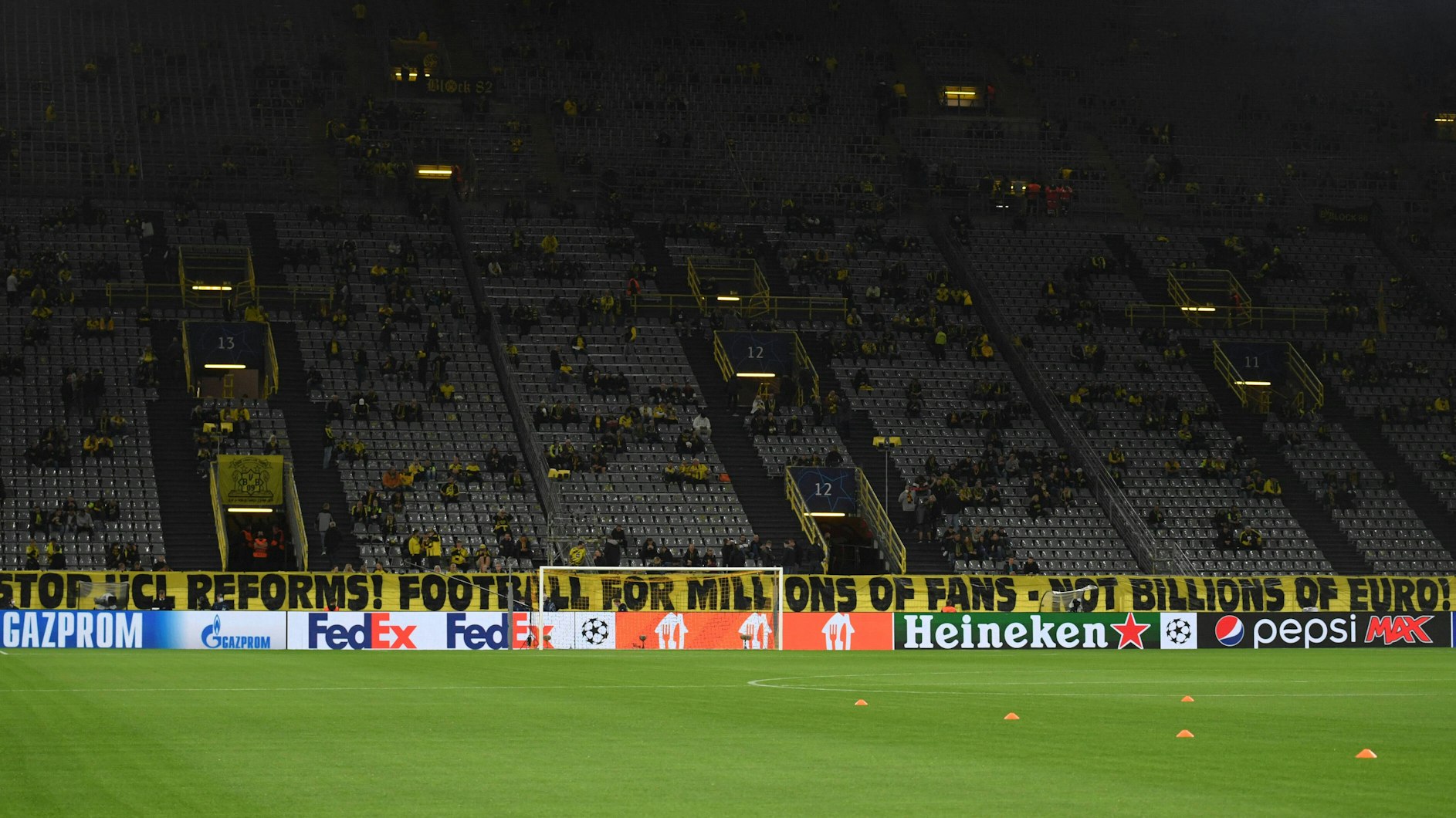 Vor der Südtribüne in Dortmund hängt am 28. September 2021 ein Transparent, dass die Champions-League-Reform kritisiert.