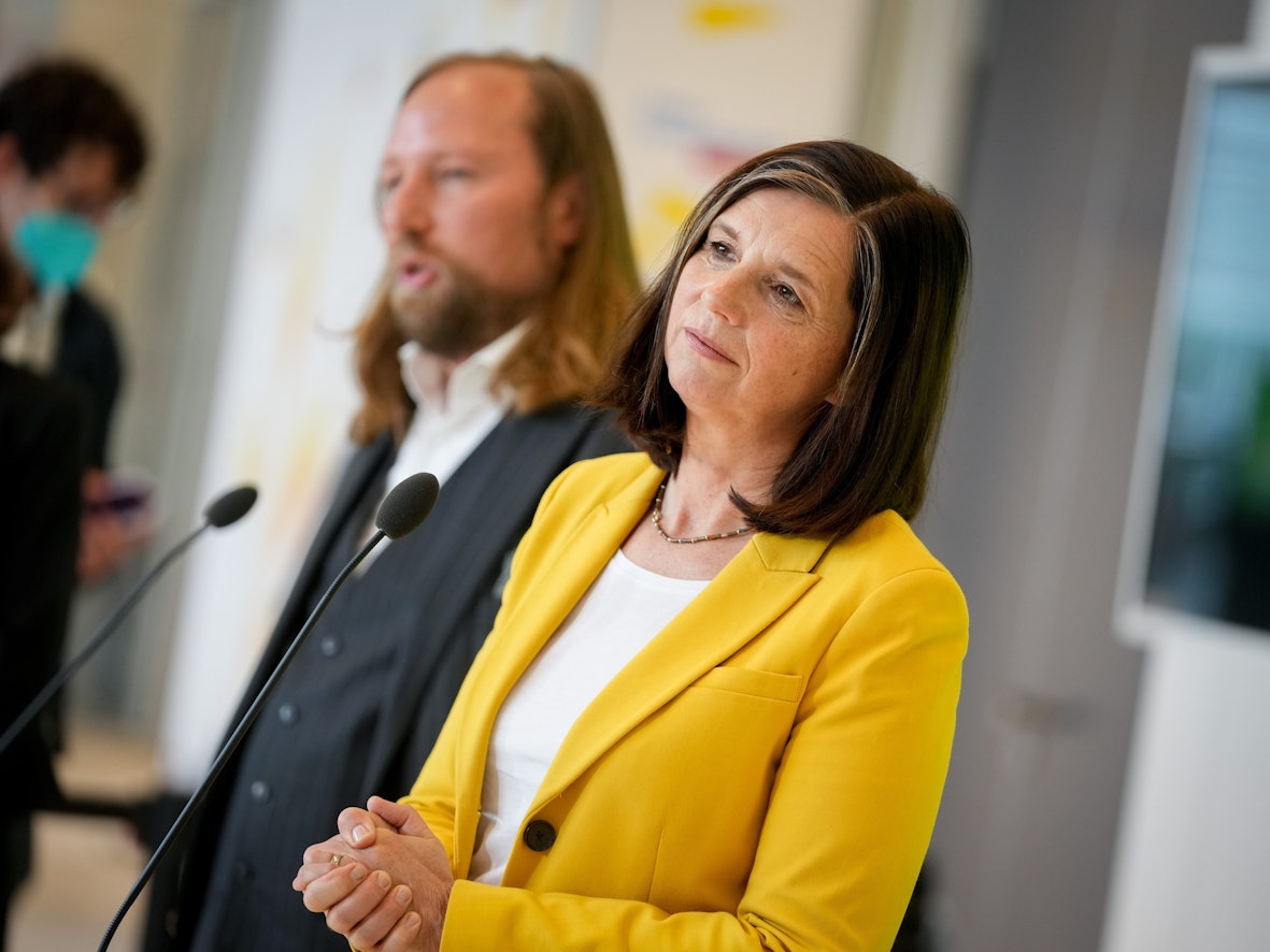 Anton Hofreiter, Fraktionsvorsitzender von Bündnis 90/Die Grünen, und Katrin Göring-Eckardt, Fraktionsvorsitzende von Bündnis 90/Die Grünen, beantworten vor Beginn der ersten Fraktionssitzung ihrer Partei in Berlin am 28.09.2021 die Fragen von Journalisten.