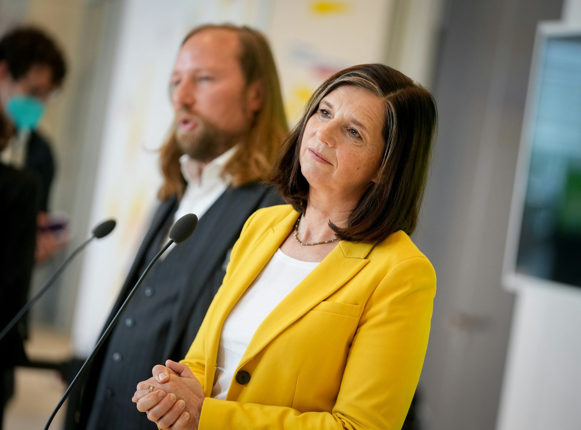 Anton Hofreiter, Fraktionsvorsitzender von Bündnis 90/Die Grünen, und Katrin Göring-Eckardt, Fraktionsvorsitzende von Bündnis 90/Die Grünen, beantworten vor Beginn der ersten Fraktionssitzung ihrer Partei in Berlin am 28.09.2021 die Fragen von Journalisten.