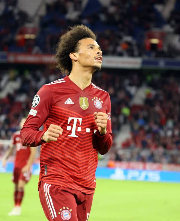 Leroy Sané bejubelt sein Tor zum 4:0, allerdings tut er dies eher halberzig.