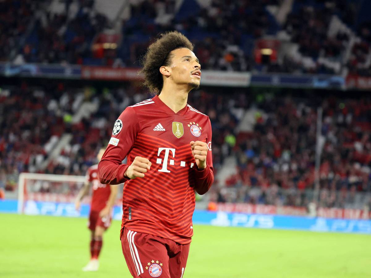 Leroy Sané bejubelt sein Tor zum 4:0, allerdings tut er dies eher halberzig.