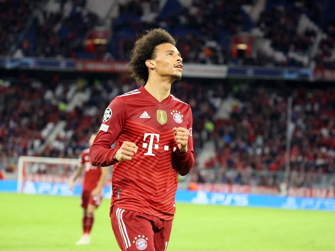 Leroy Sané bejubelt sein Tor zum 4:0, allerdings tut er dies eher halberzig.