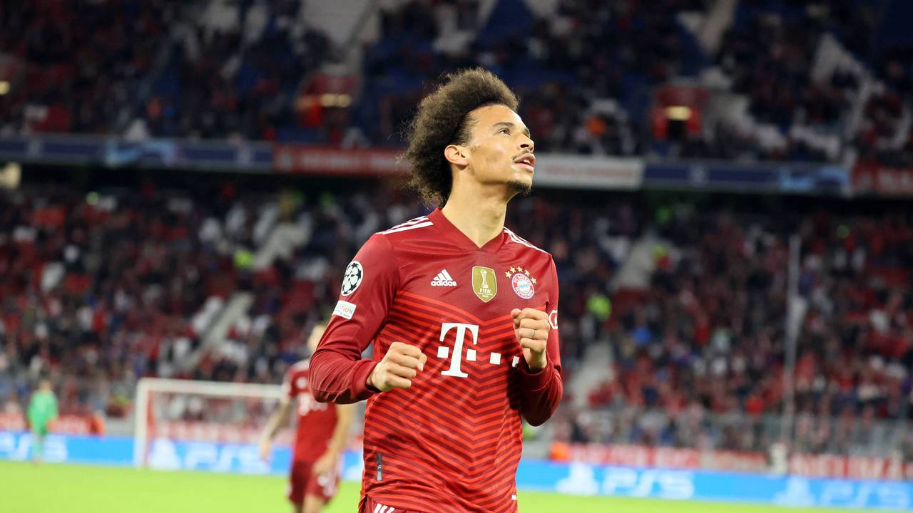 Leroy Sané bejubelt sein Tor zum 4:0, allerdings tut er dies eher halberzig.