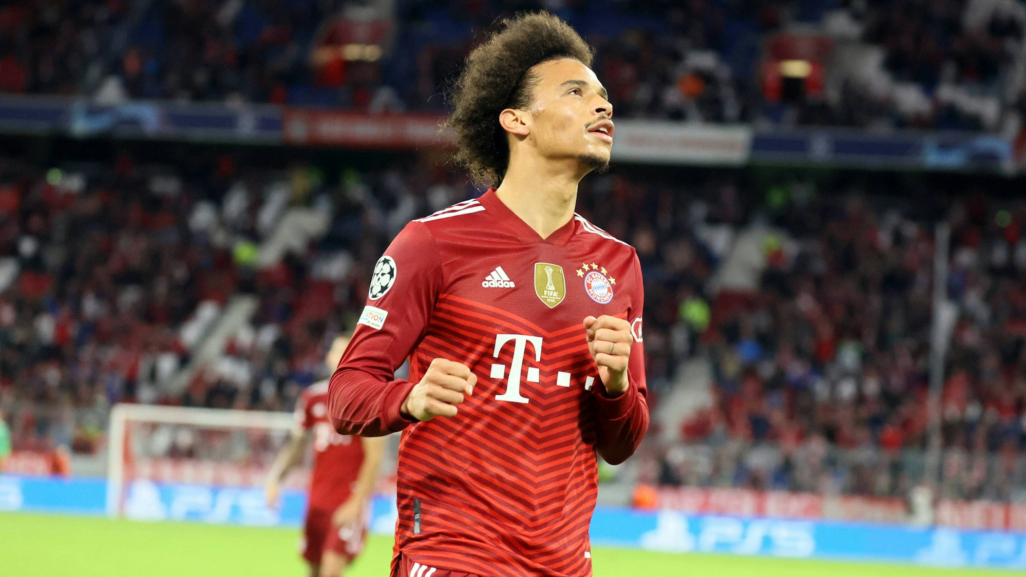 Leroy Sané bejubelt sein Tor zum 4:0, allerdings tut er dies eher halberzig.