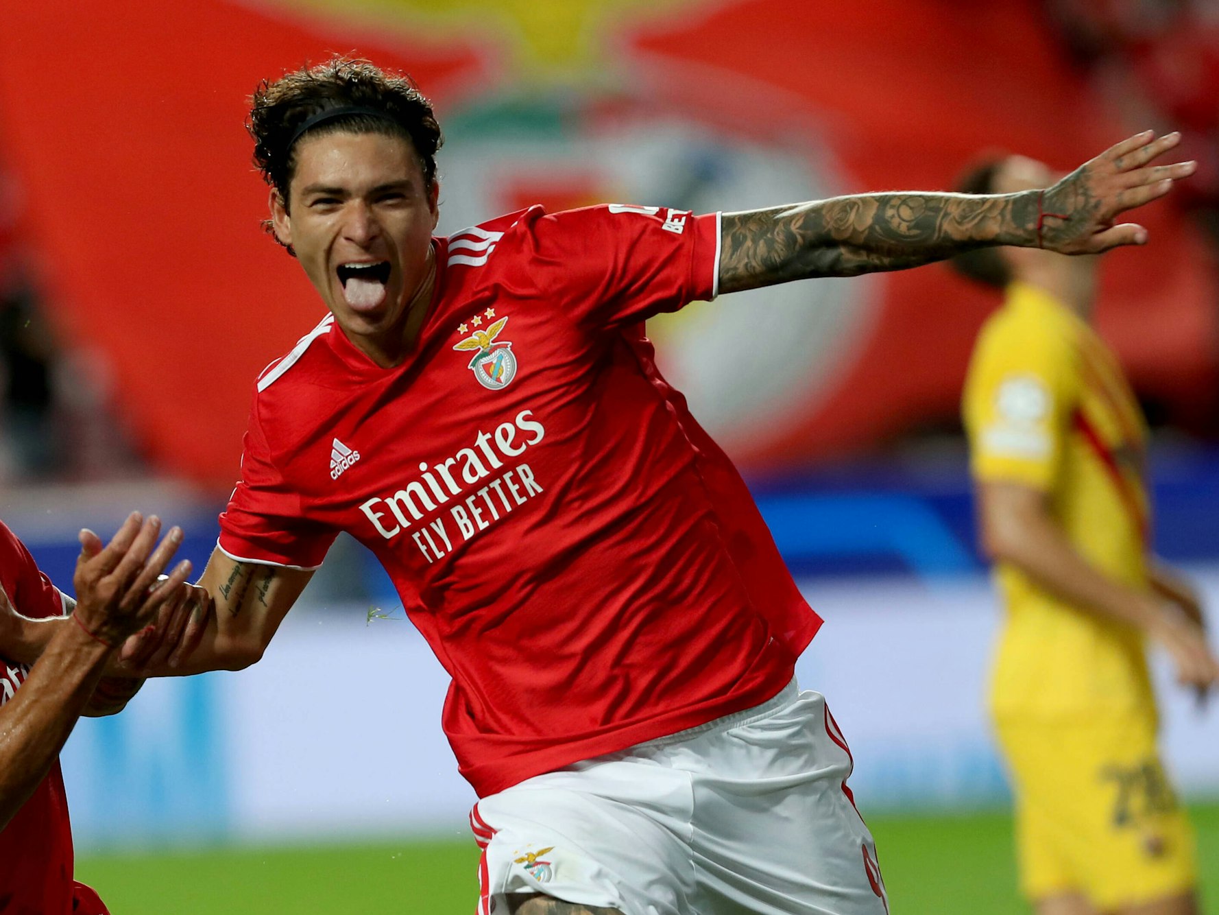 Benficas Darwin Nunez jubelt und streckt dabei die Zunge heraus.