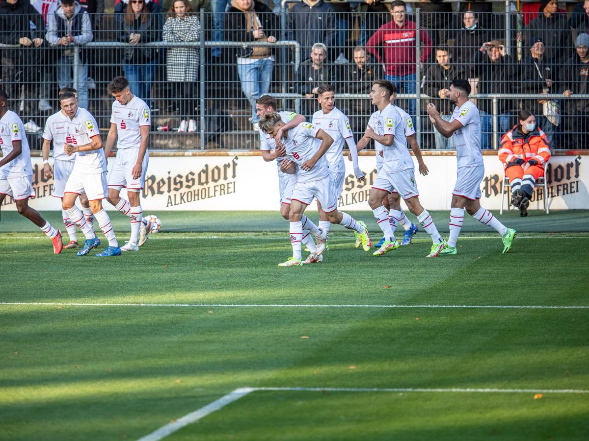 Die Spieler der U19 des 1. FC Köln feiern ein Tor gegen KRC Genk
