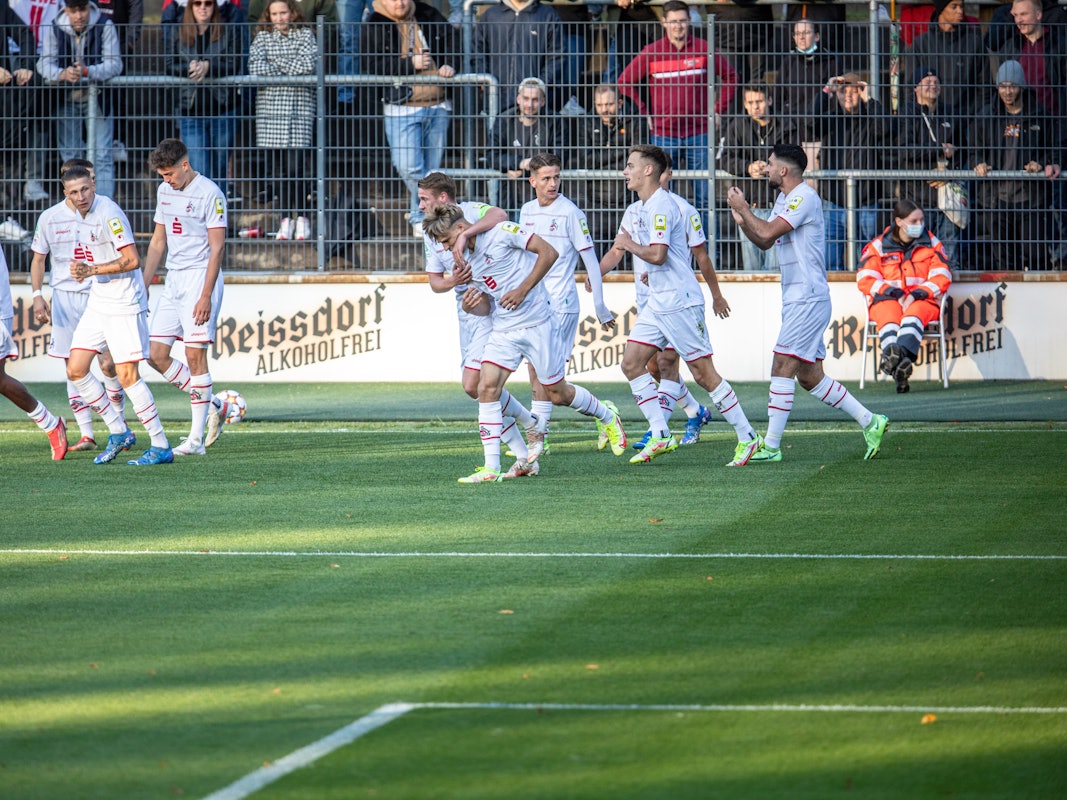 Die Spieler der U19 des 1. FC Köln feiern ein Tor gegen KRC Genk