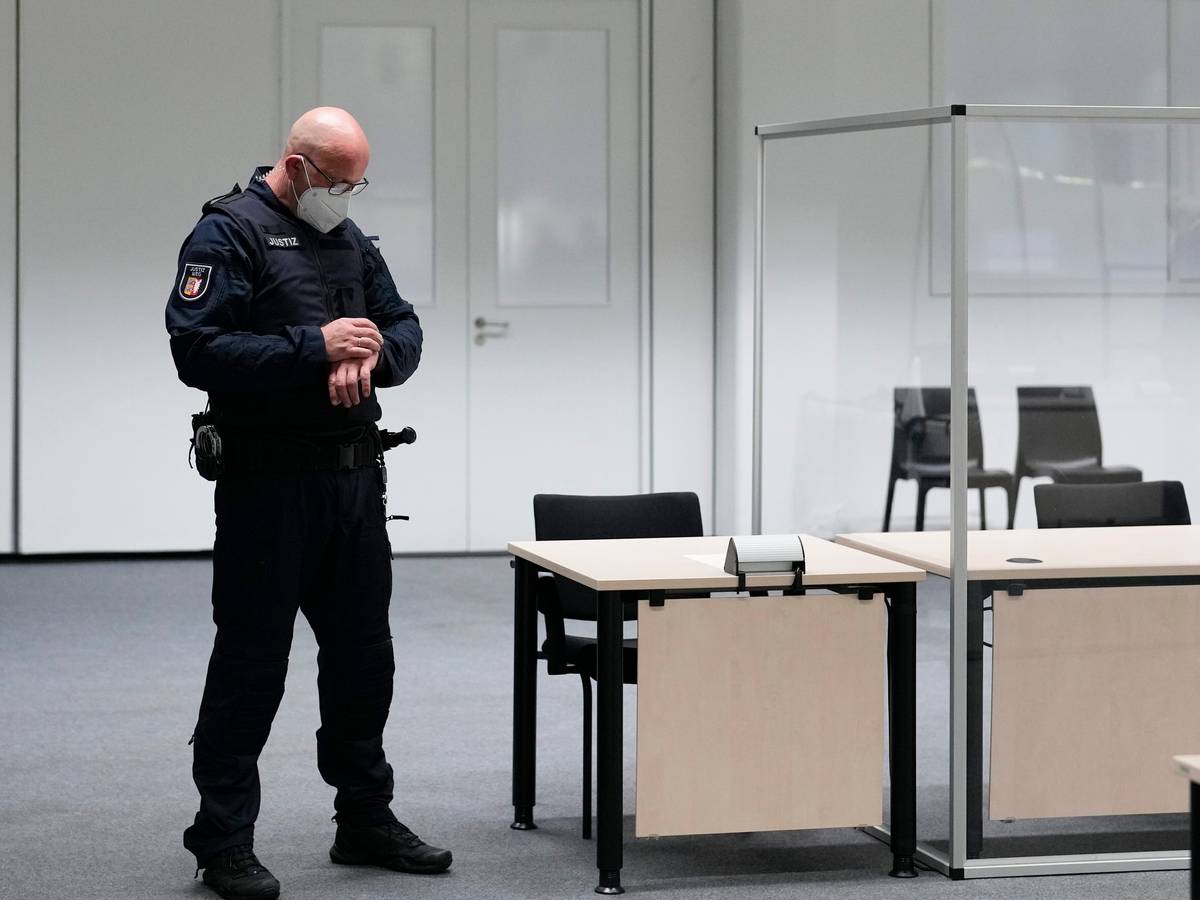 Der Gerichtssaal in Itzehoe. Hier soll der Prozess gegen die ehemalige KZ-Sekretärin stattfinden. Die 96-Jährige war am Donnerstag (30. September 2021) vor Prozessbeginn flüchtig. Inzwischen wurde Irmgard F. gefasst.