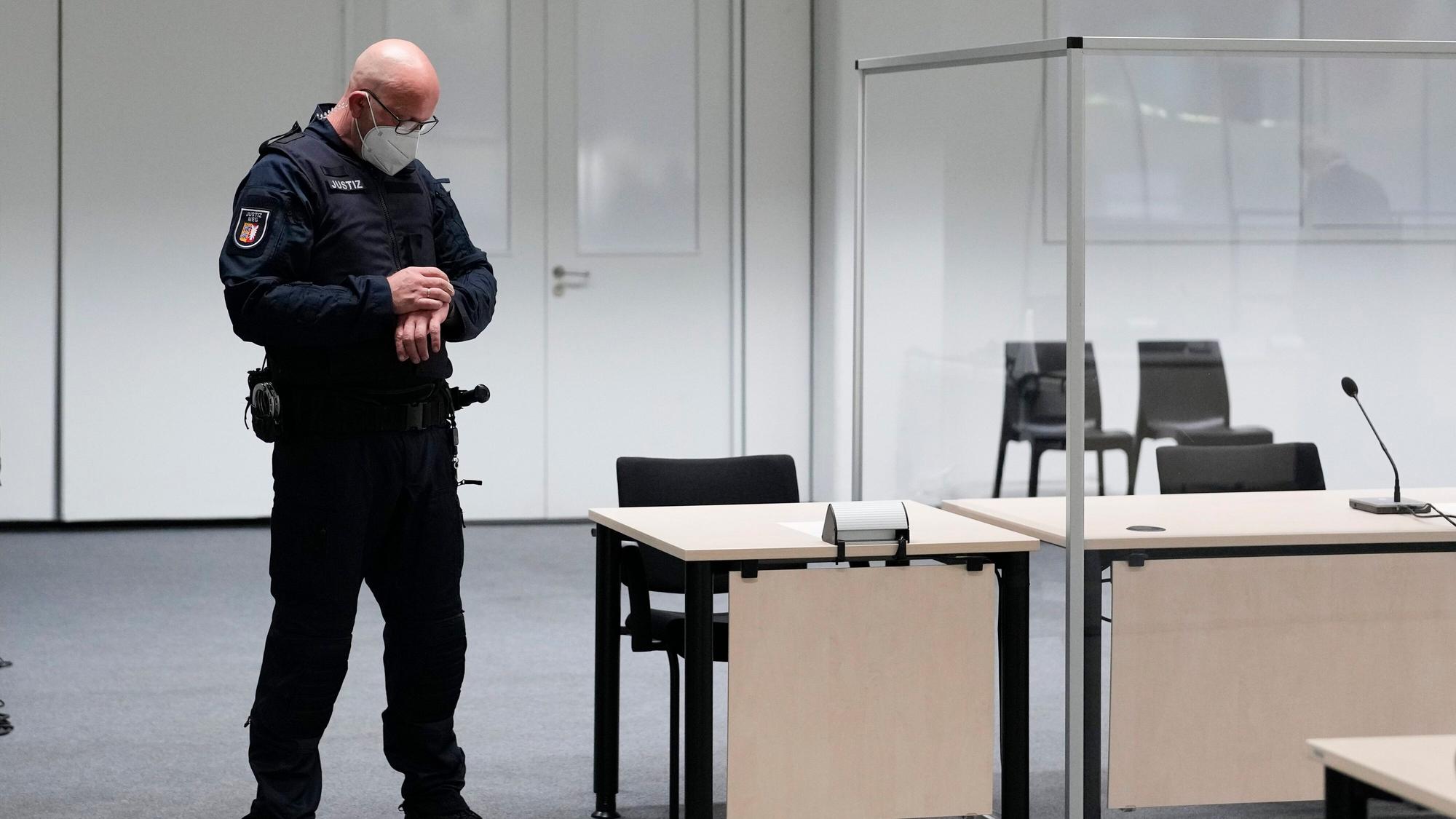 Der Gerichtssaal in Itzehoe. Hier soll der Prozess gegen die ehemalige KZ-Sekretärin stattfinden. Die 96-Jährige war am Donnerstag (30. September 2021) vor Prozessbeginn flüchtig. Inzwischen wurde Irmgard F. gefasst.