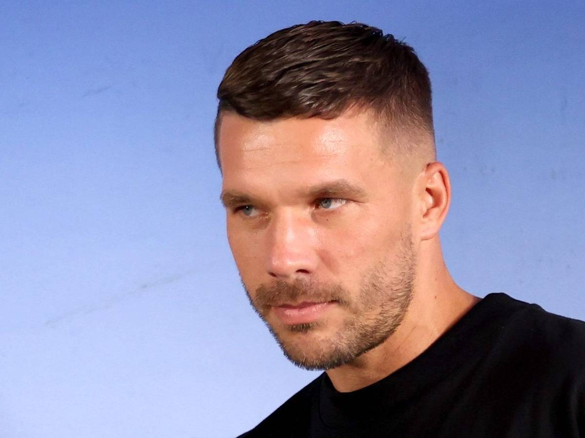 Lukas Podolski kommt zu einer Pressekonferenz bei seiner Vorstellung als Neuzugang beim polnischen Fußball-Erstligisten Gornik Zabrze.