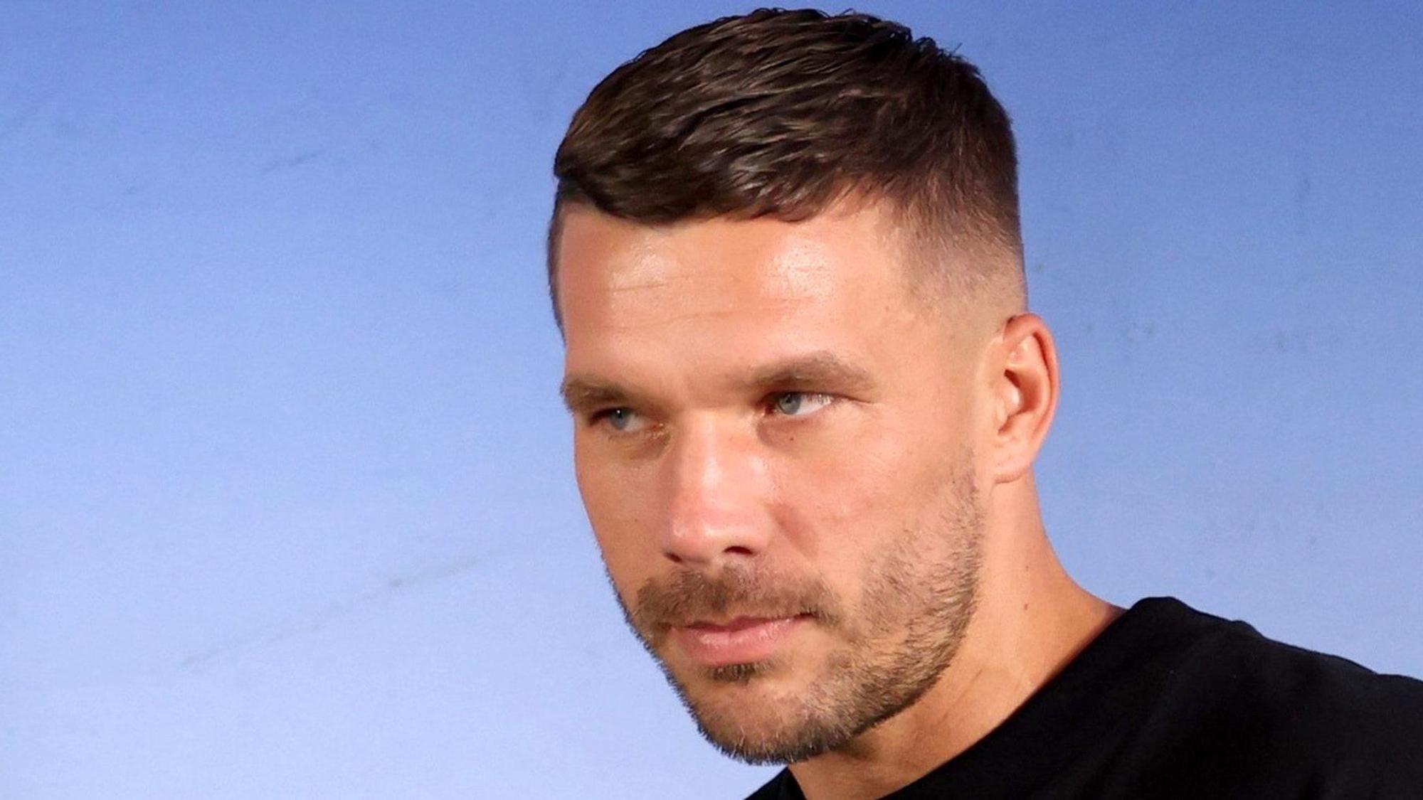 Lukas Podolski kommt zu einer Pressekonferenz bei seiner Vorstellung als Neuzugang beim polnischen Fußball-Erstligisten Gornik Zabrze.