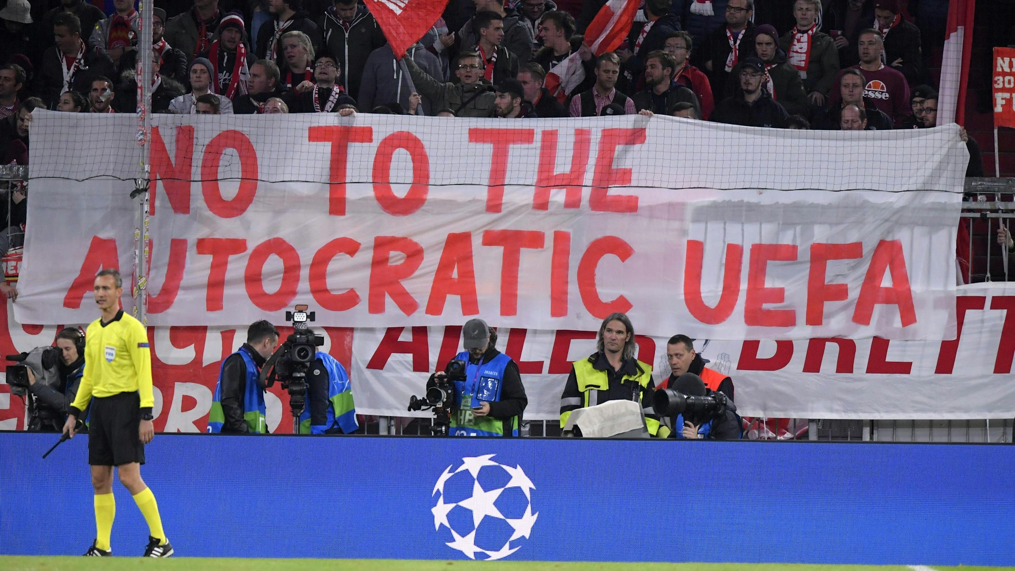 Auf einem Banner vor der Bayernkurve steht: „No to the autocratic UEFA“.