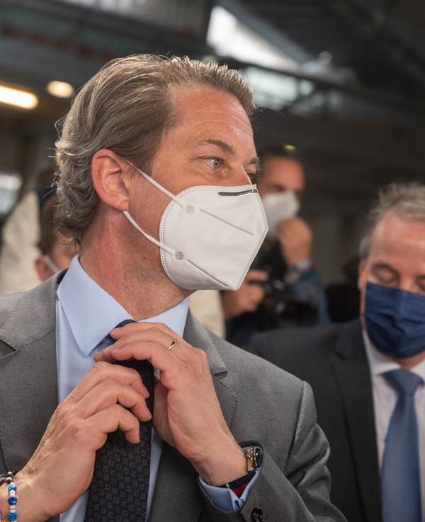 Andreas Scheuer (CSU), Bundesminister für Verkehr und digitale Infrastruktur, am 29. September am Bahnhof Südkreuz in Berlin. Er trägt eine Maske, viele Menschen sammeln sich um ihn.