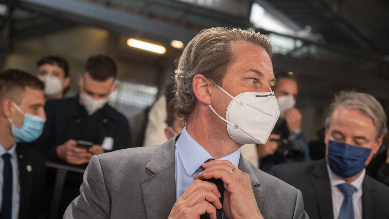 Andreas Scheuer (CSU), Bundesminister für Verkehr und digitale Infrastruktur, am 29. September am Bahnhof Südkreuz in Berlin. Er trägt eine Maske, viele Menschen sammeln sich um ihn.