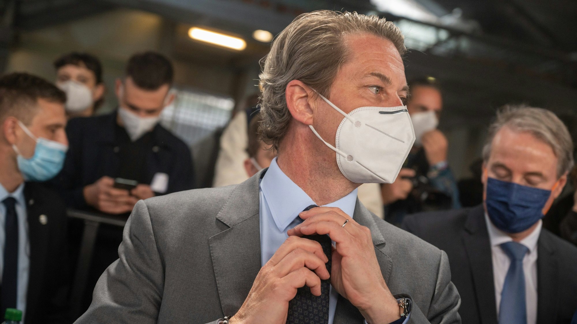 Andreas Scheuer (CSU), Bundesminister für Verkehr und digitale Infrastruktur, am 29. September am Bahnhof Südkreuz in Berlin. Er trägt eine Maske, viele Menschen sammeln sich um ihn.