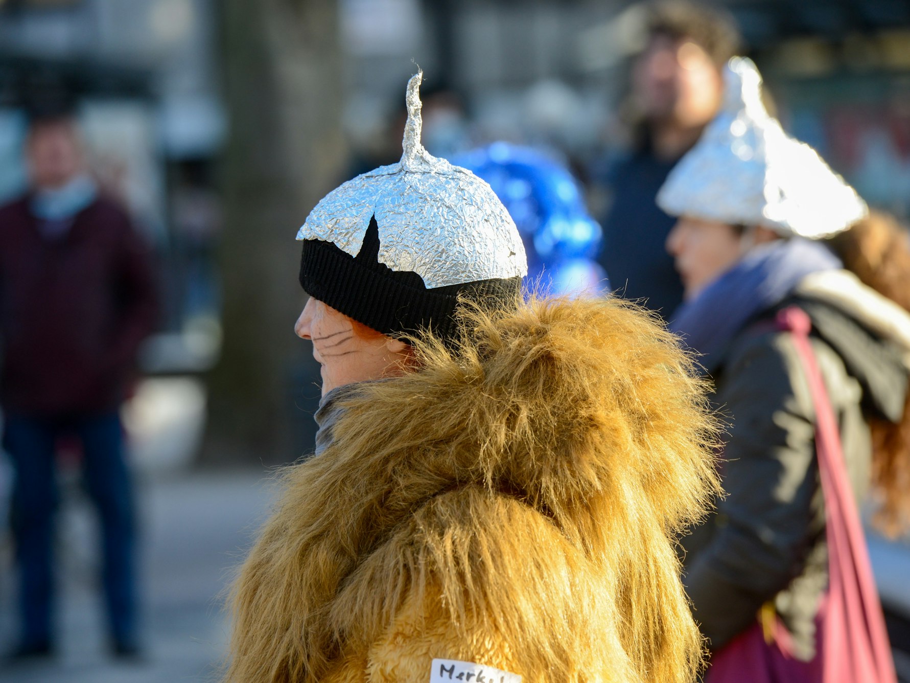 Köln: Impfgegner mit Aluhut bei einer Querdenker-Demo. Querdenkerdemonstration auf dem Neumarkt.