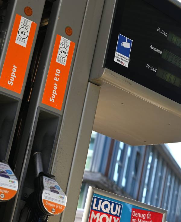 Das Foto zeigt eine Zapfsäule an einer Tankstelle. Ab Oktober hängen an Tankstellen neue gelborangene Schilder. Sie dienen dem Energiekostenvergleich für Pkw und sollen Autofahrer darüber informieren, wie viel sie mit einem anderen Antrieb zahlen müssten.