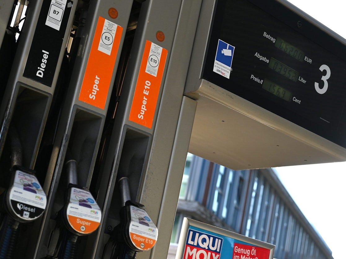 Das Foto zeigt eine Zapfsäule an einer Tankstelle. Ab Oktober hängen an Tankstellen neue gelborangene Schilder. Sie dienen dem Energiekostenvergleich für Pkw und sollen Autofahrer darüber informieren, wie viel sie mit einem anderen Antrieb zahlen müssten.
