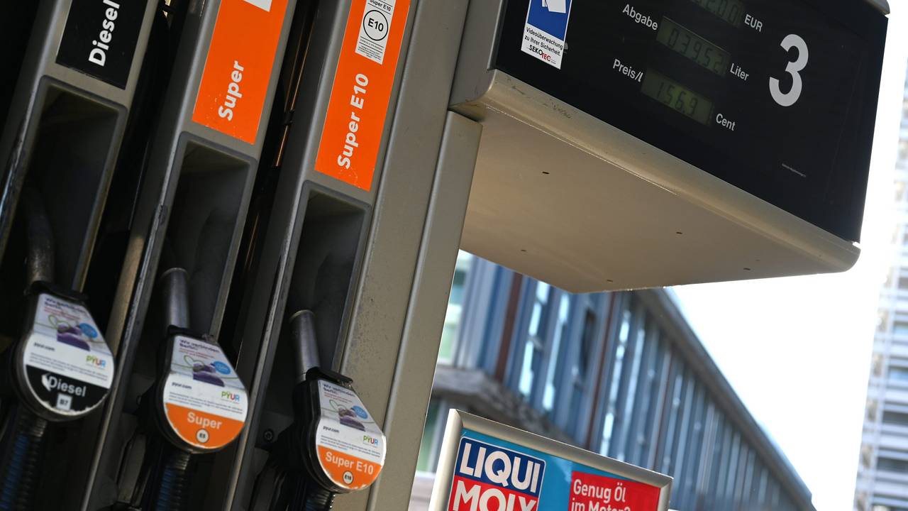 Das Foto zeigt eine Zapfsäule an einer Tankstelle. Ab Oktober hängen an Tankstellen neue gelborangene Schilder. Sie dienen dem Energiekostenvergleich für Pkw und sollen Autofahrer darüber informieren, wie viel sie mit einem anderen Antrieb zahlen müssten.