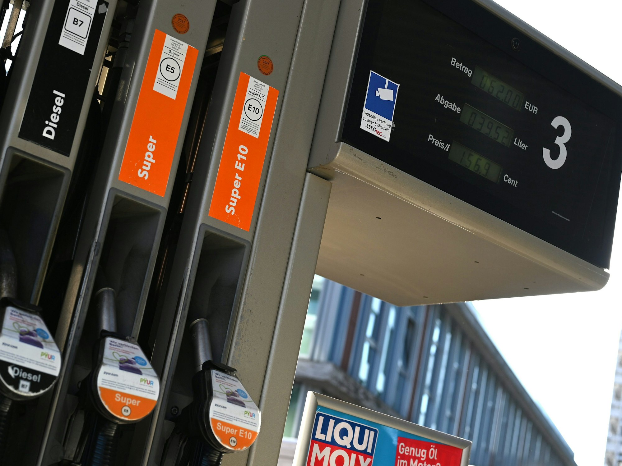Das Foto zeigt eine Zapfsäule an einer Tankstelle. Ab Oktober hängen an Tankstellen neue gelborangene Schilder. Sie dienen dem Energiekostenvergleich für Pkw und sollen Autofahrer darüber informieren, wie viel sie mit einem anderen Antrieb zahlen müssten.