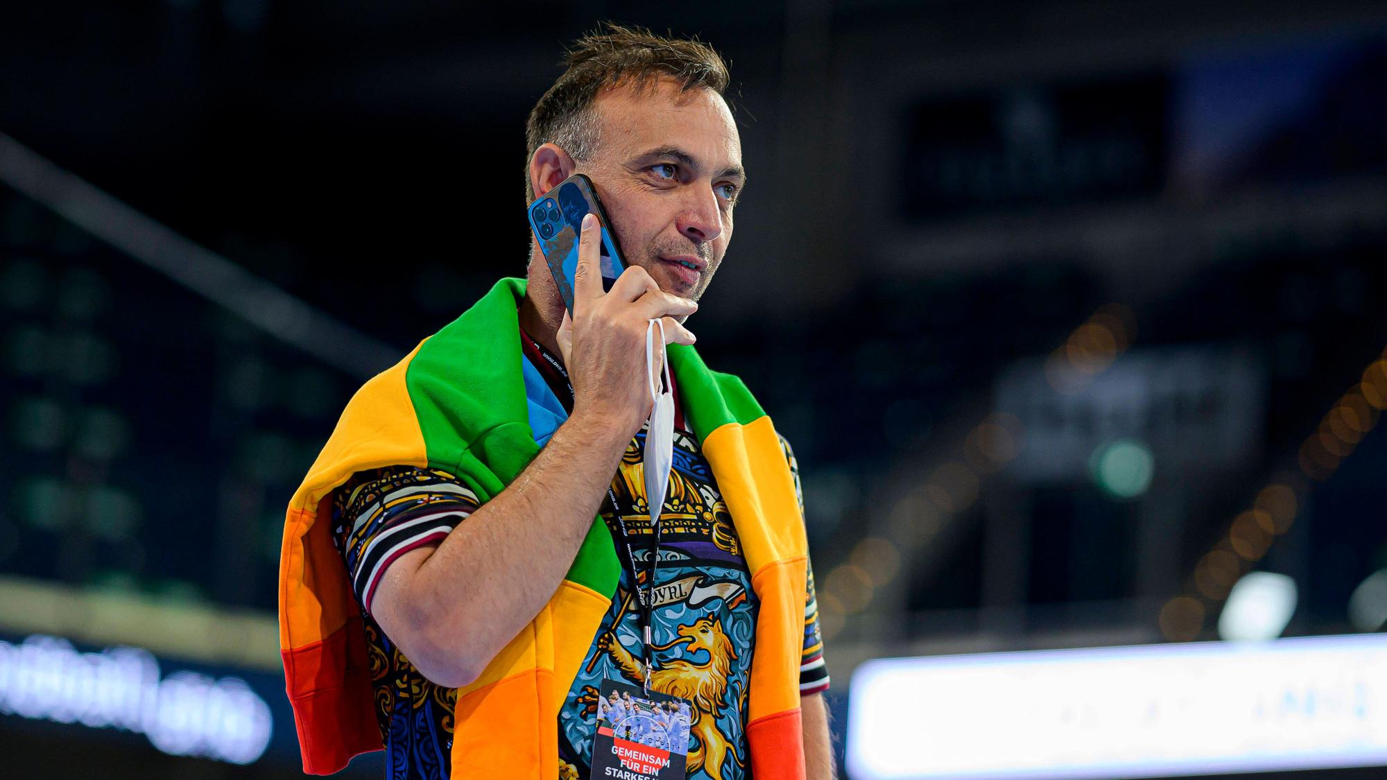 Bob Hanning telefoniert während eines Handball-Spiels.