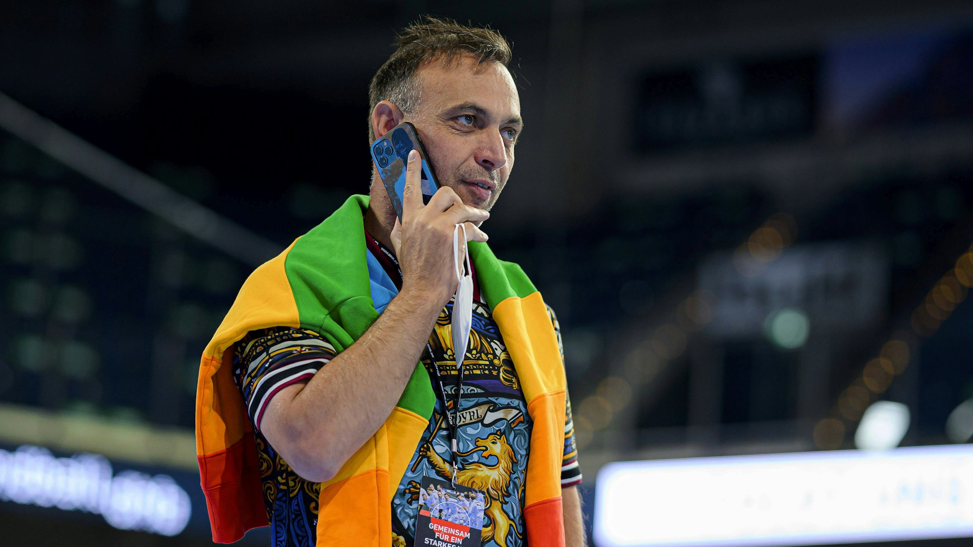 Bob Hanning telefoniert während eines Handball-Spiels.
