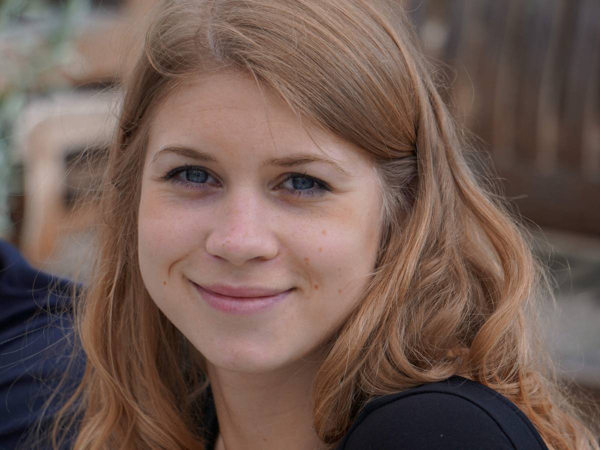 Die Londonerin Sarah Everard (hier auf einem undatierten Foto der Metropolitan Police zu sehen) wurde von einem Polizisten verschleppt und vergewaltigt. Das Foto zeigt eine lächelnde junge Frau mit rötlichem Haar.