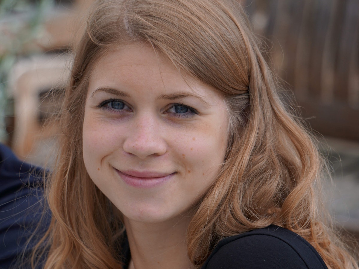 Die Londonerin Sarah Everard (hier auf einem undatierten Foto der Metropolitan Police zu sehen) wurde von einem Polizisten verschleppt und vergewaltigt. Das Foto zeigt eine lächelnde junge Frau mit rötlichem Haar.