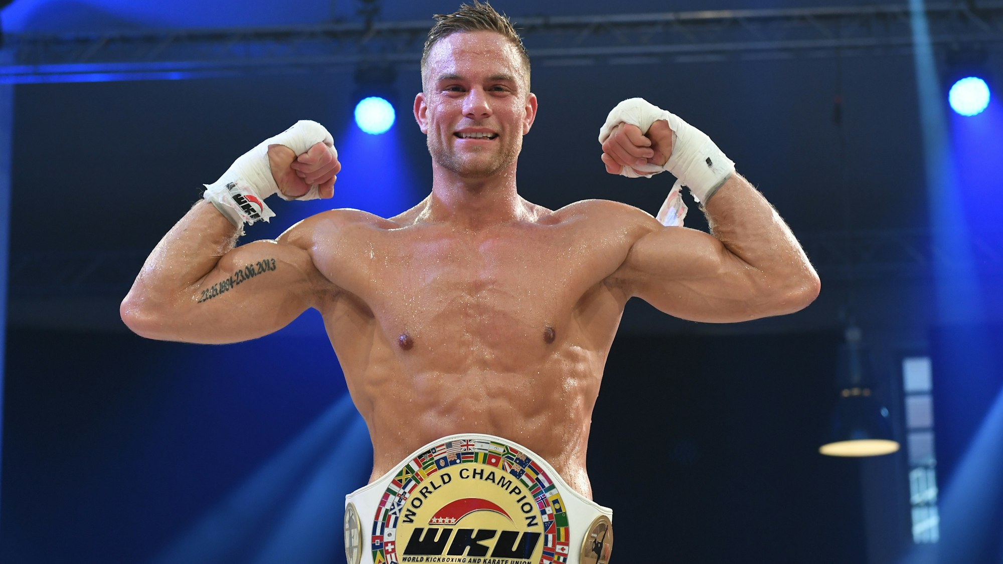 Sebastian Preuss steht im Boxring und freut sich über seinen Sieg.