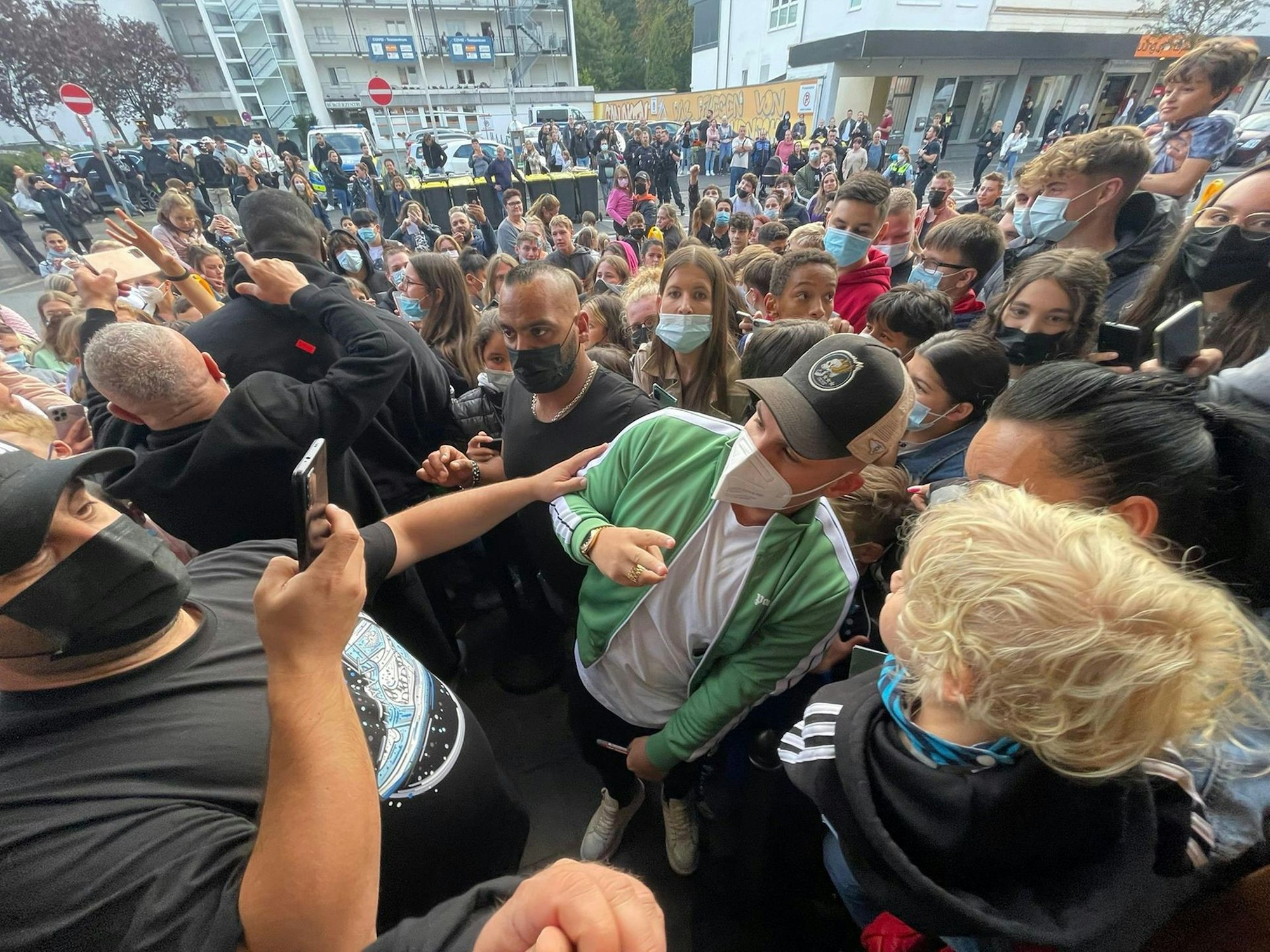 Pietro Lombardi sorgte auf der Bahnhofstraße in Eitorf für einiges Chaos. Kurzzeitig musste die Straße am Donnerstagabend (30. September) sogar gesperrt werden.