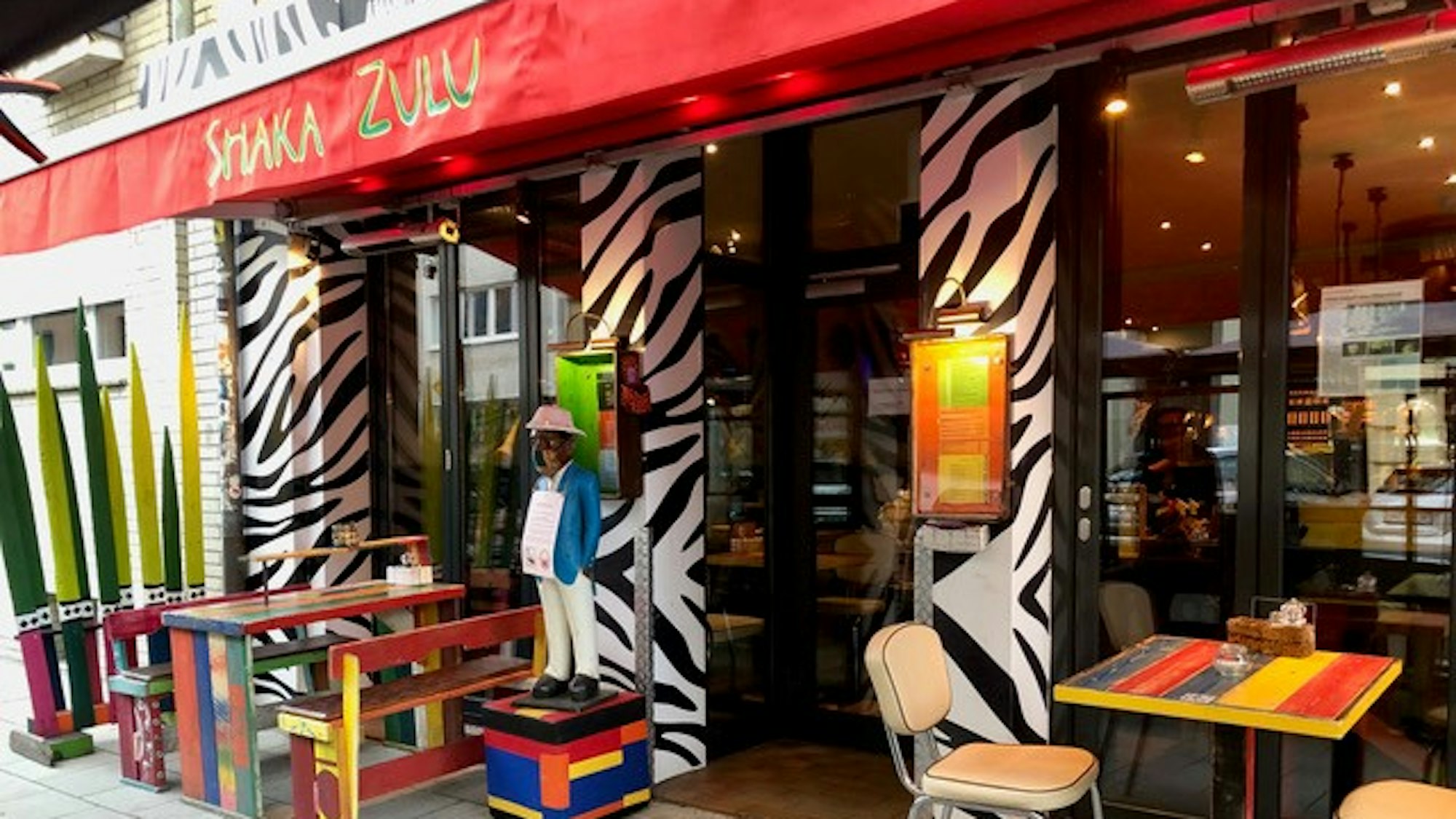 Der Eingang des Shaka Zulu ist bunt bemalt und mit bunter Außengastronomie bestückt.
