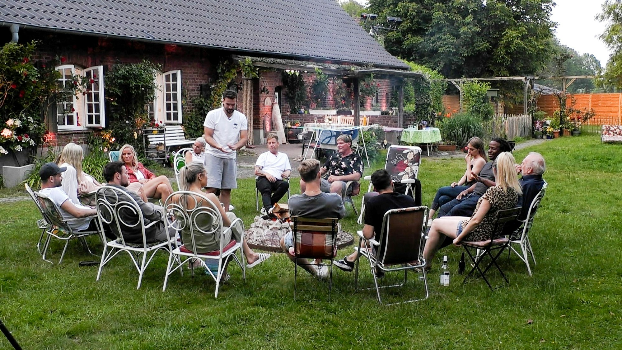 Das Sommerhaus der Stars 2021, alle Kandidaten sitzen zusammen.