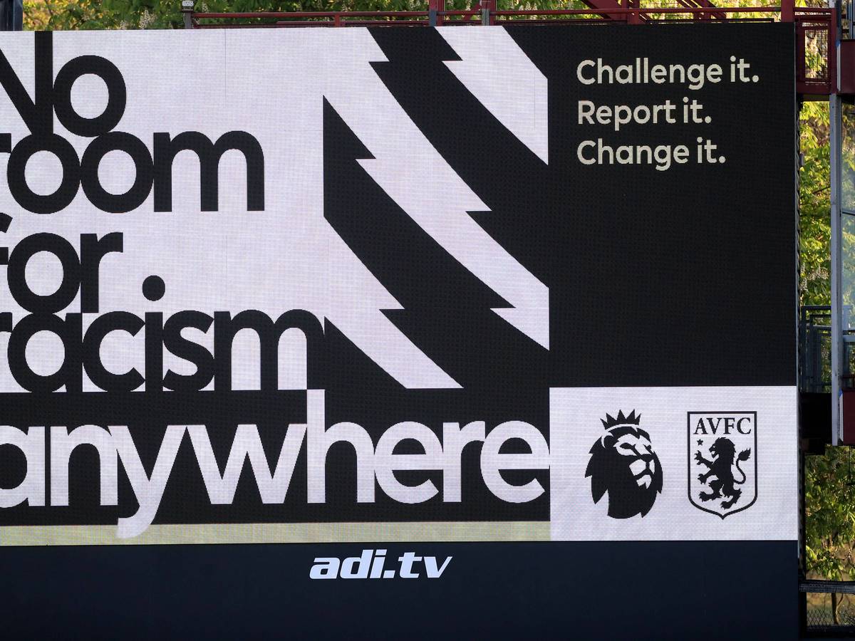 Auf der Anzeigetafel von Aston Villa steht No Room for Racism (Deutsch: „Kein Raum für Rassismus“)