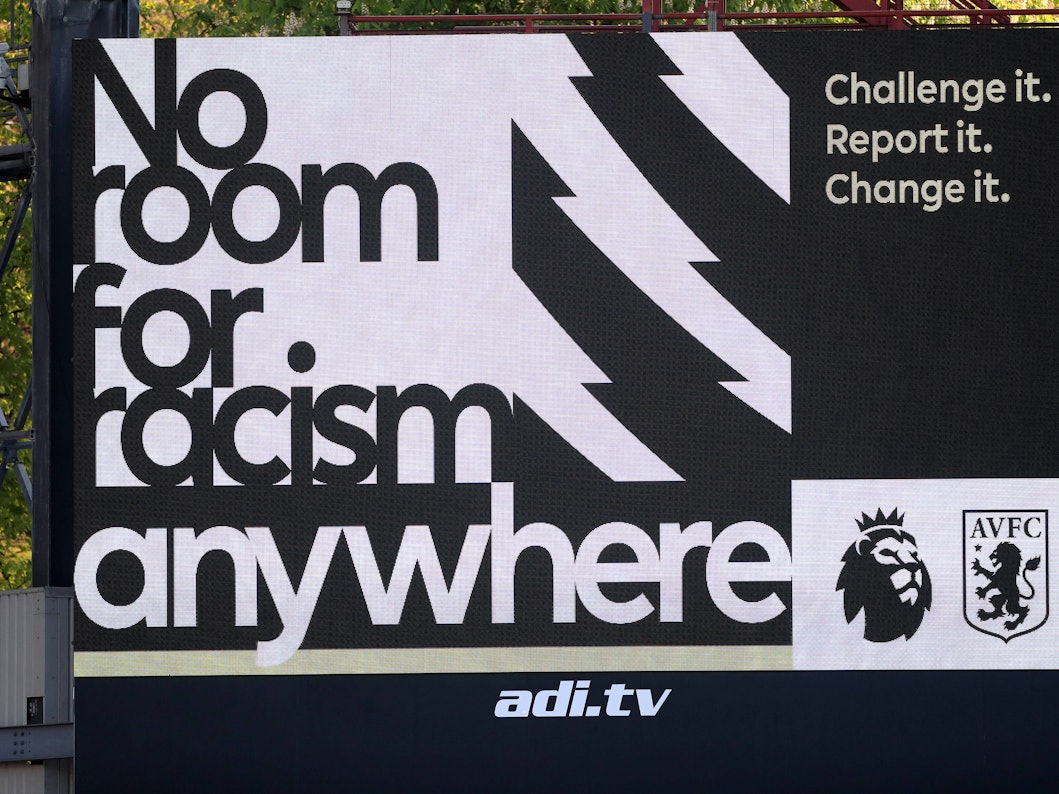 Auf der Anzeigetafel von Aston Villa steht No Room for Racism (Deutsch: „Kein Raum für Rassismus“)