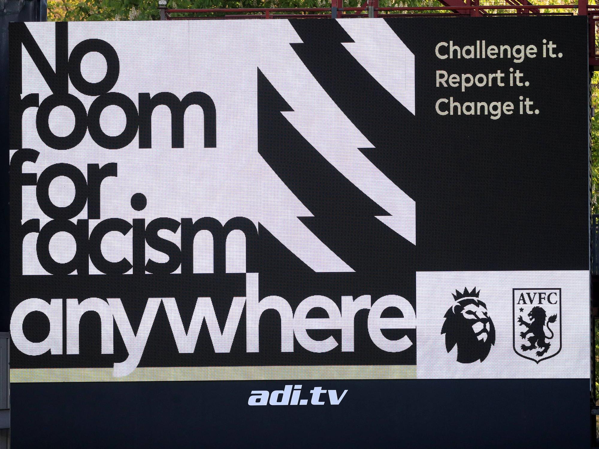 Auf der Anzeigetafel von Aston Villa steht No Room for Racism (Deutsch: „Kein Raum für Rassismus“)