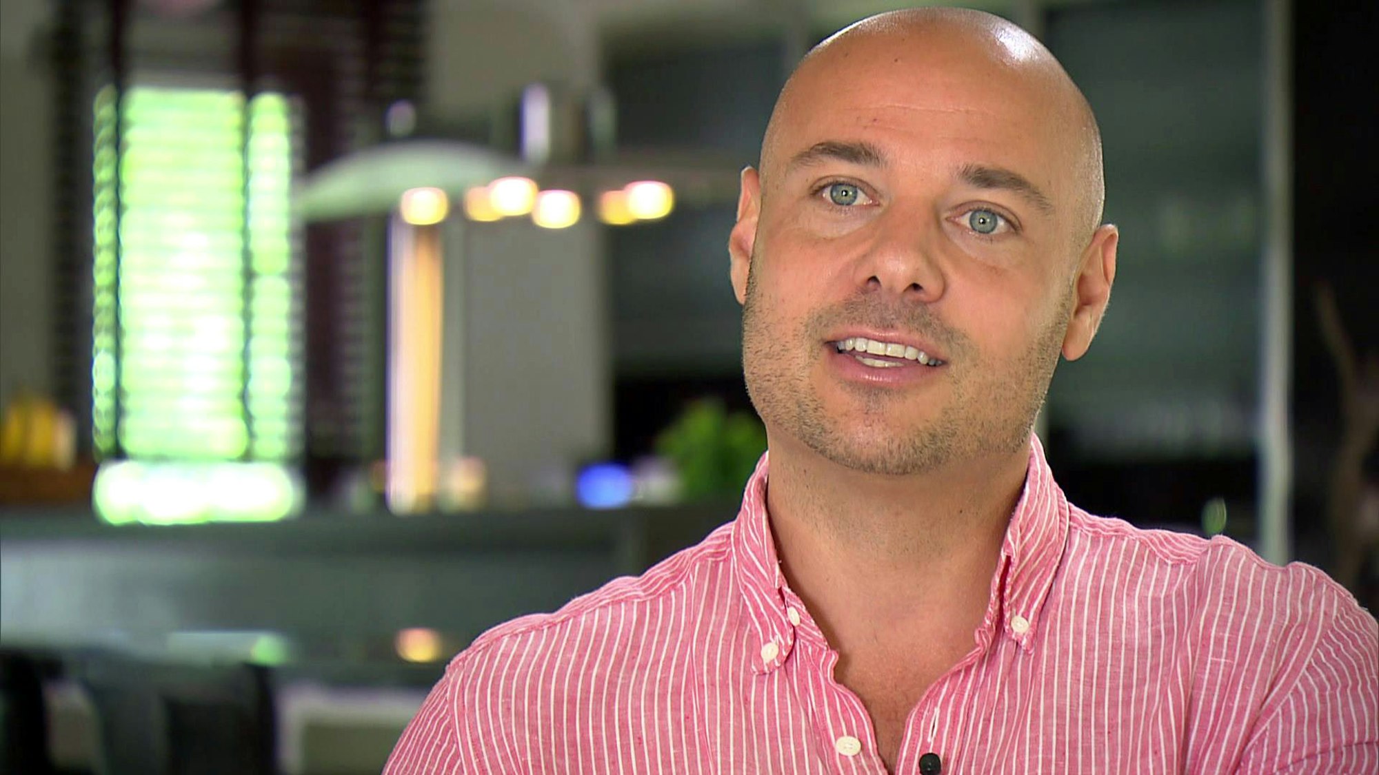 Christian Tews sitzt im Interview zu der „RTL2“-Sendung „Echt Familie - Das sind wir!“ vor der Kamera.